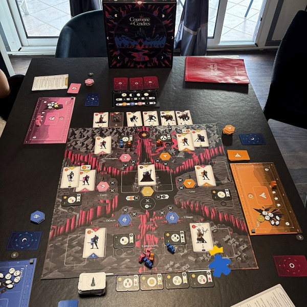 Couronne de Cendres - Card Noir & Pixie Games